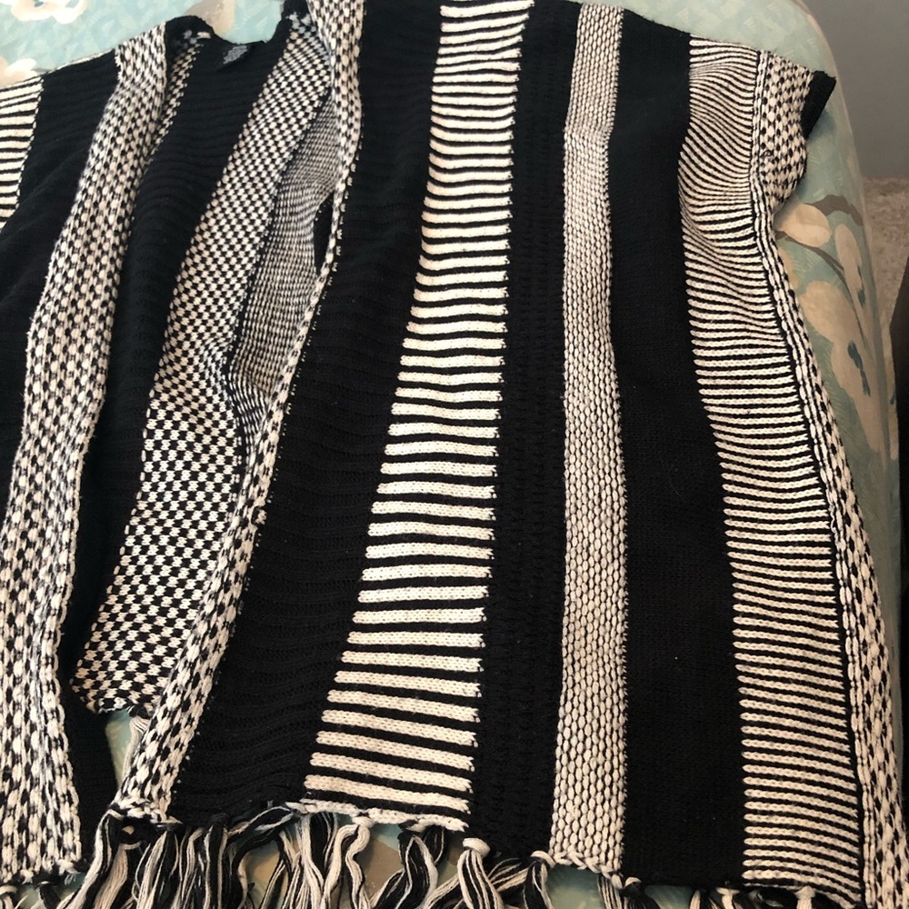 6 FOR $10 Rue 21 small sweater - Picture 2 of 4